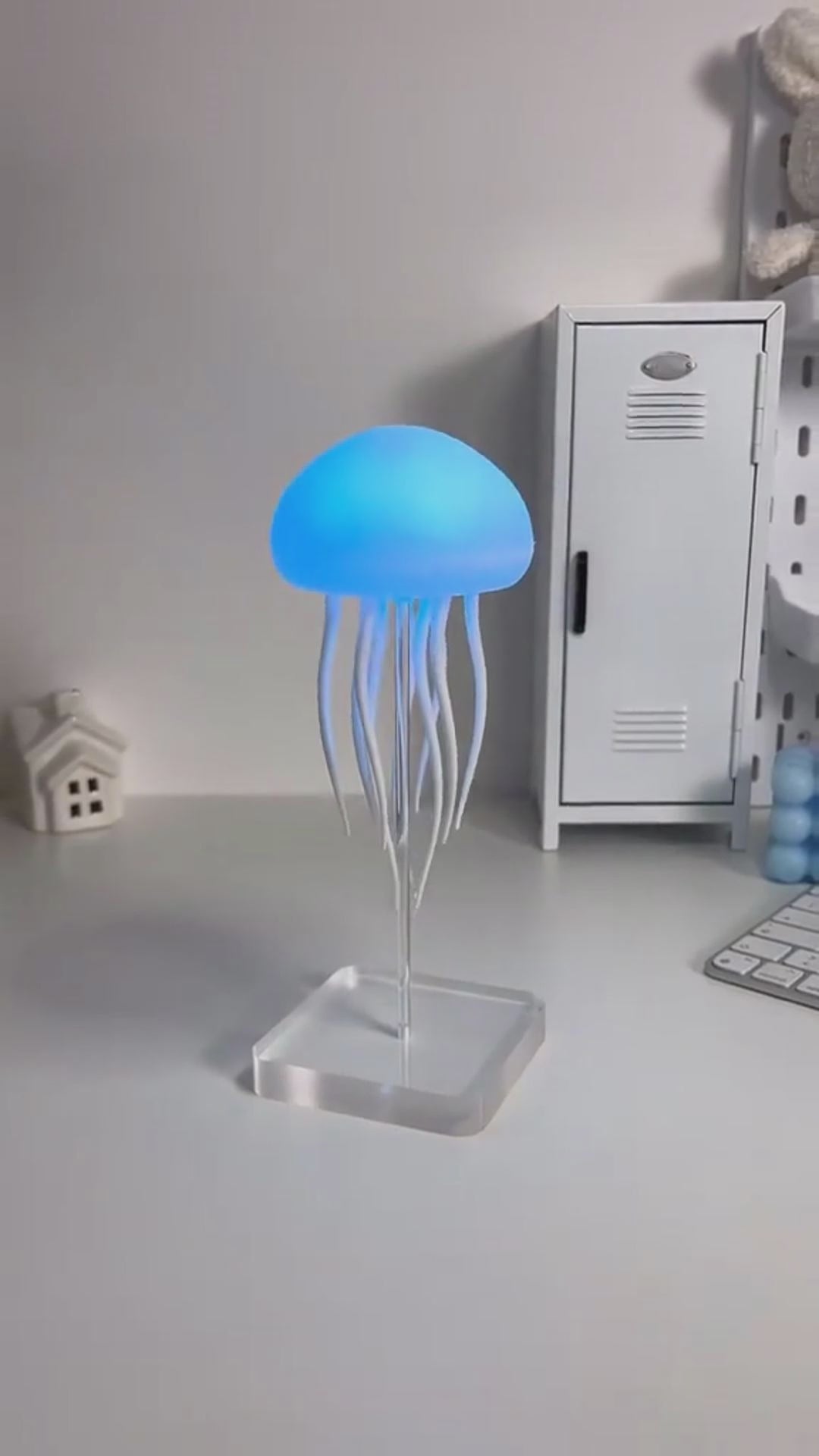 unpacking TrueFlow jellyfish lamp fly jellyfish